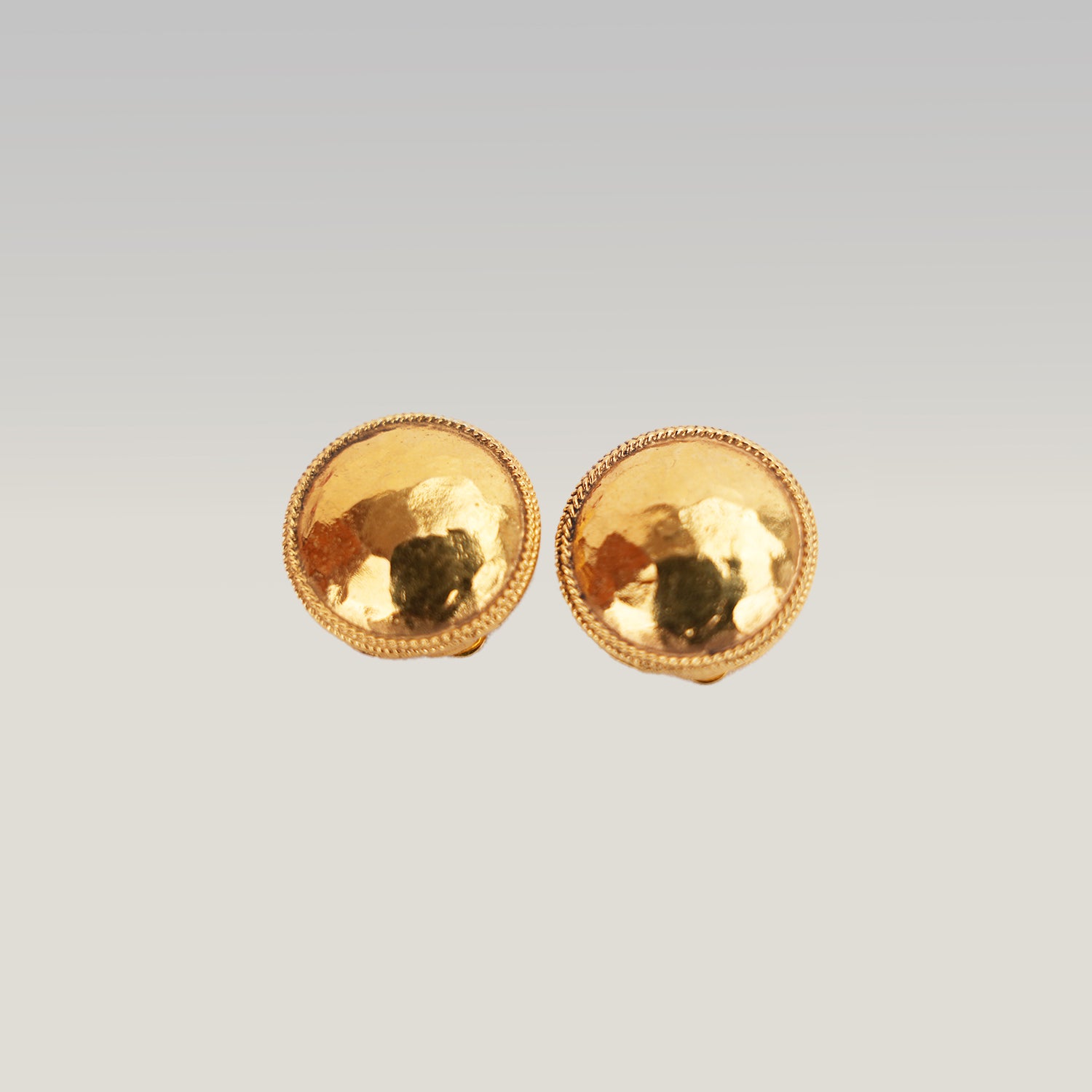 Chanel Orecchini a Clip Rotondi Vintage in Metallo Dorato Martellato – Bijoux Donna