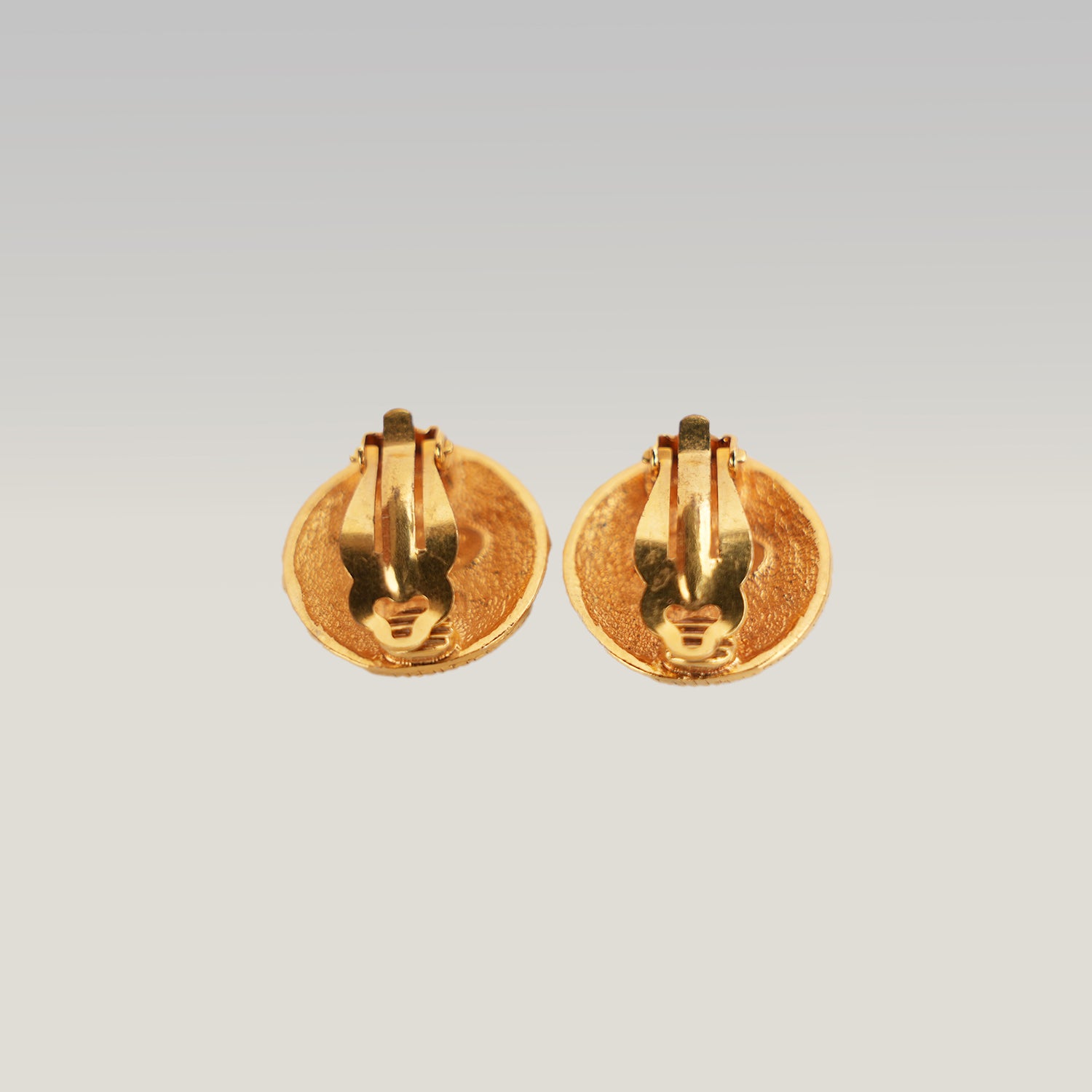 Chanel Orecchini a Clip Rotondi Vintage in Metallo Dorato Martellato – Bijoux Donna