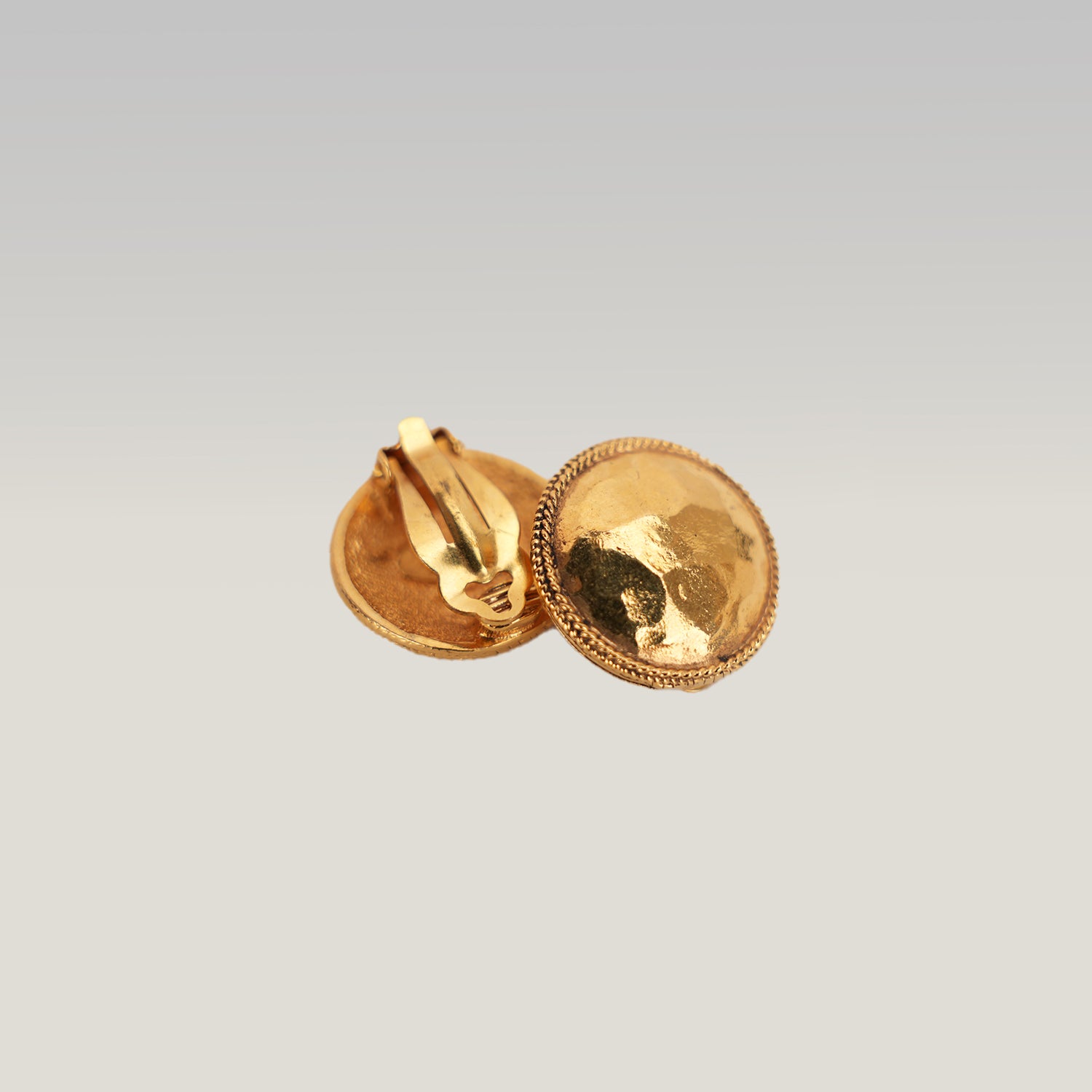 Chanel Orecchini a Clip Rotondi Vintage in Metallo Dorato Martellato – Bijoux Donna