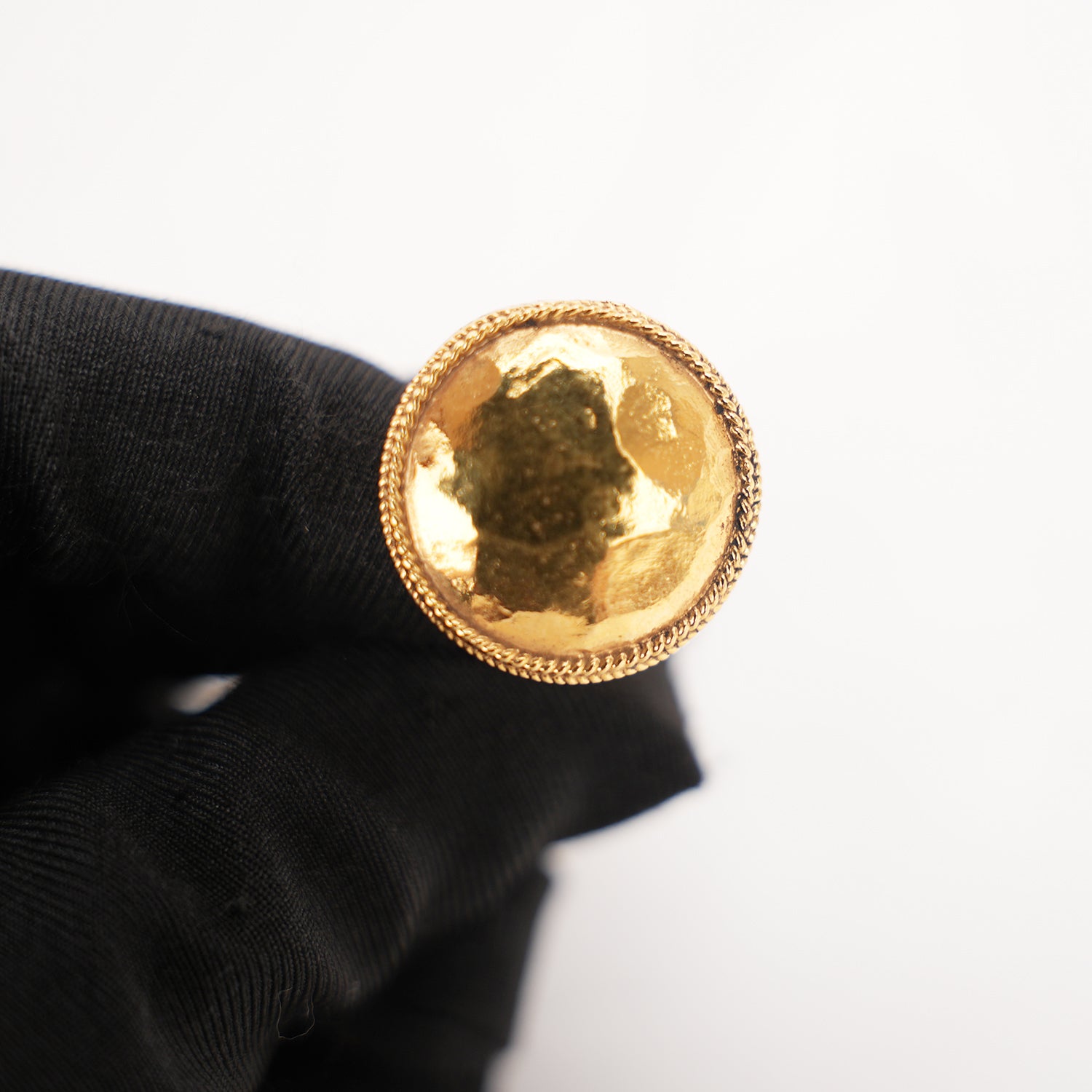 Chanel Orecchini a Clip Rotondi Vintage in Metallo Dorato Martellato – Bijoux Donna