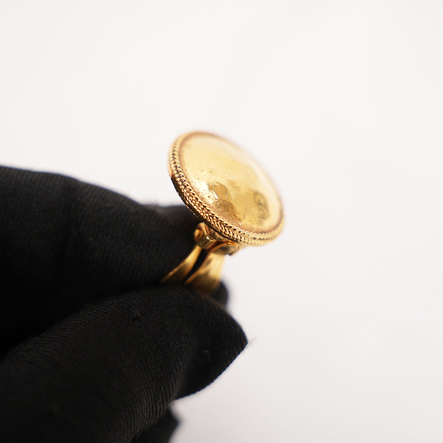 Chanel Orecchini a Clip Rotondi Vintage in Metallo Dorato Martellato – Bijoux Donna
