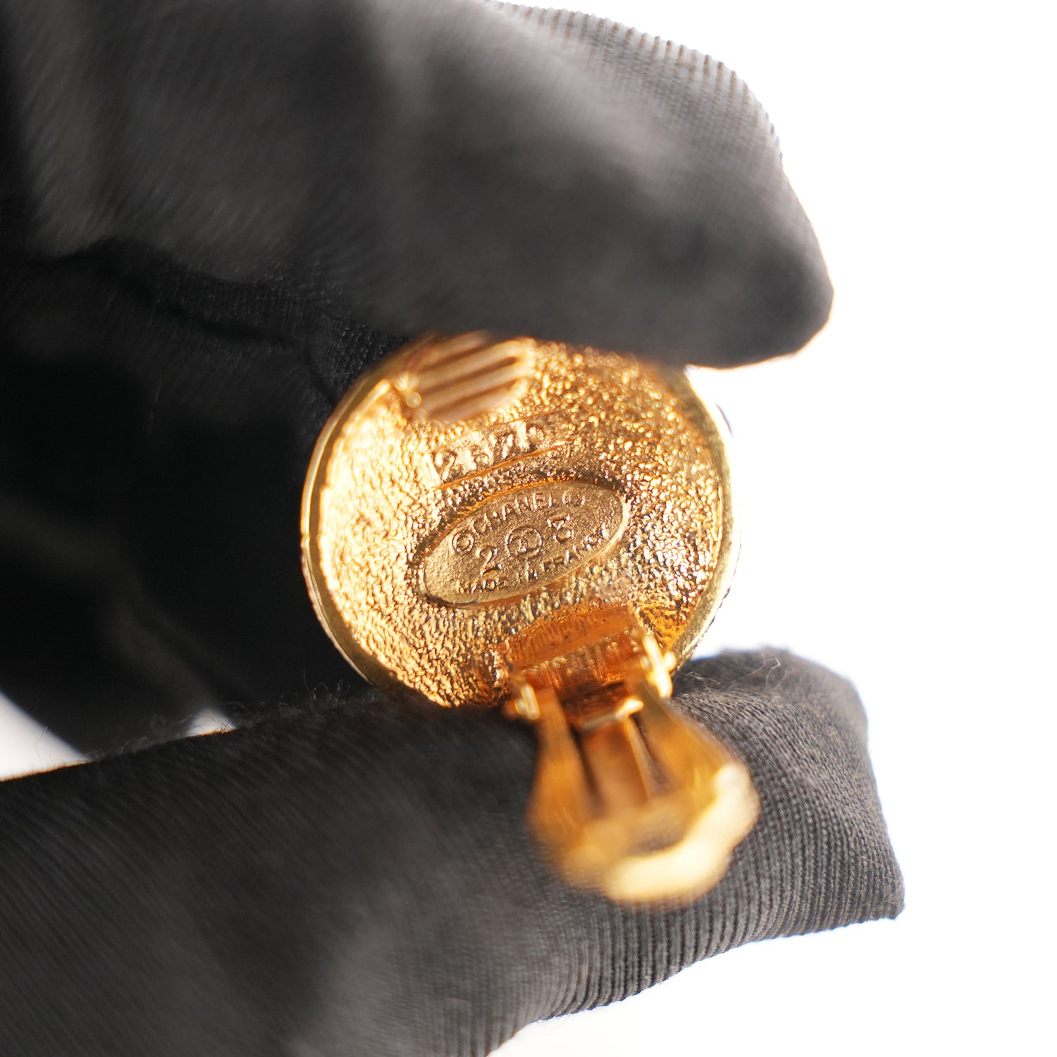 Chanel Orecchini a Clip Rotondi Vintage in Metallo Dorato Martellato – Bijoux Donna