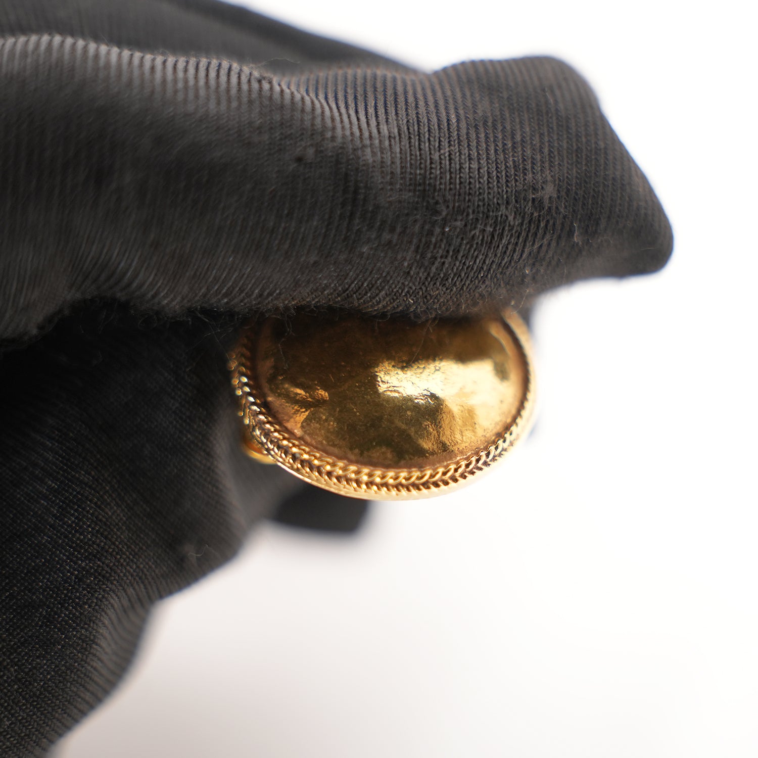 Chanel Orecchini a Clip Rotondi Vintage in Metallo Dorato Martellato – Bijoux Donna