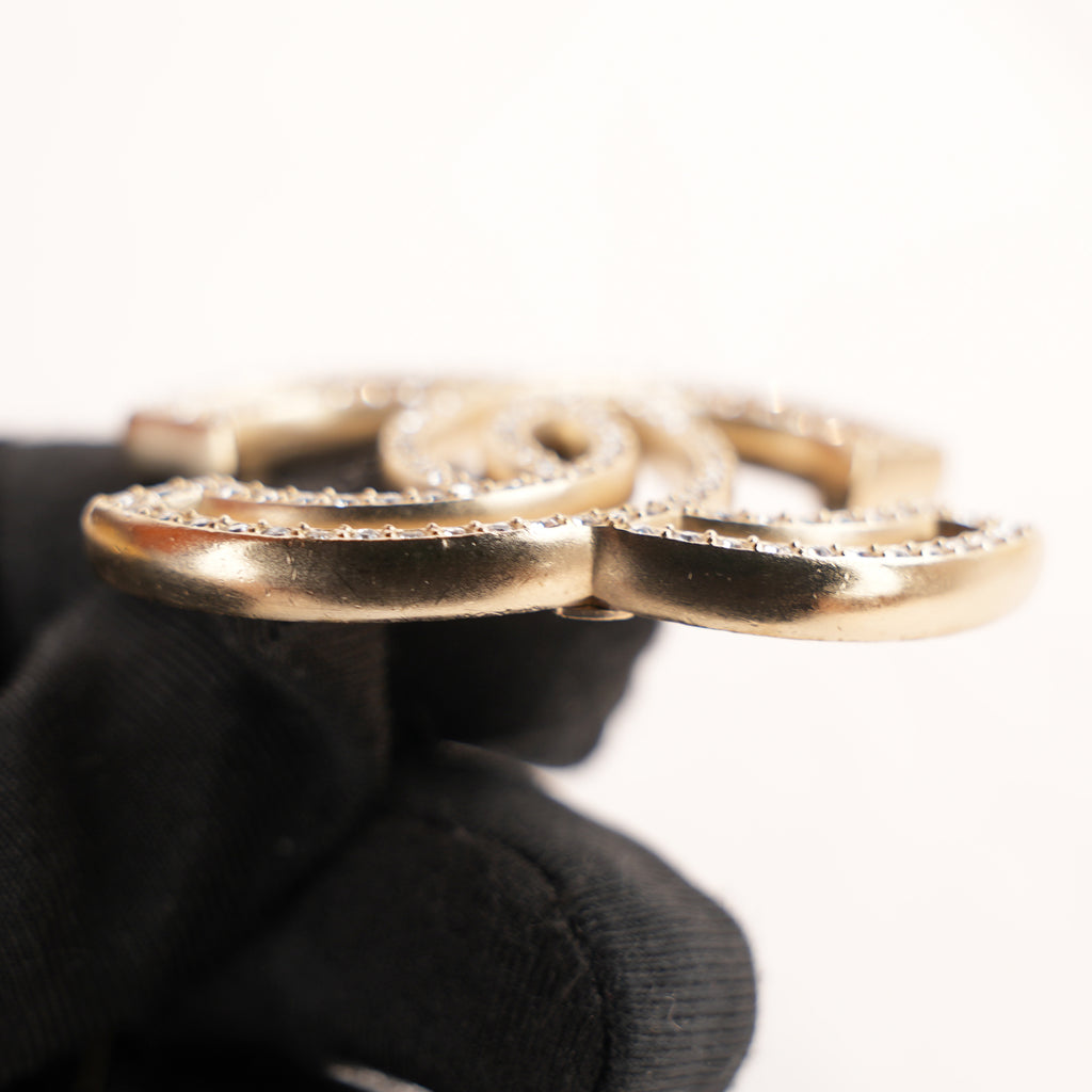 Chanel Spilla Vintage CC del 2015 in Metallo Dorato con Strass e Cristalli Luminosi
