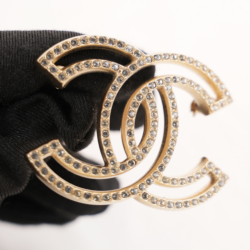Chanel Spilla Vintage CC del 2015 in Metallo Dorato con Strass e Cristalli Luminosi
