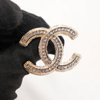 Chanel Spilla Vintage CC del 2013 in Metallo Dorato con Strass e Cristalli Luminosi