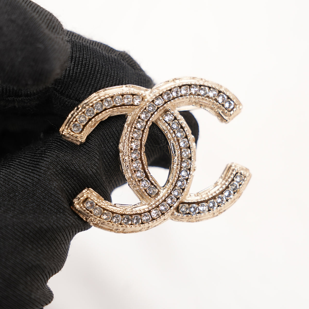 Chanel Spilla Vintage CC del 2013 in Metallo Dorato con Strass e Cristalli Luminosi