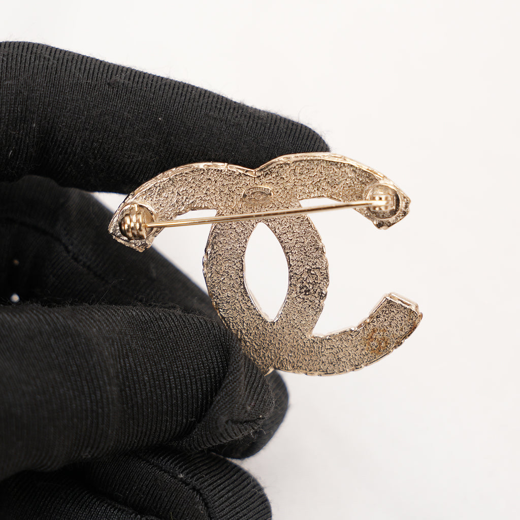 Chanel Spilla Vintage CC del 2013 in Metallo Dorato con Strass e Cristalli Luminosi