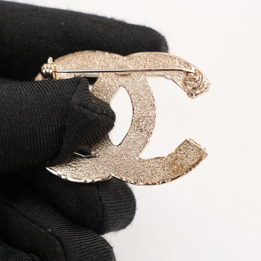 Chanel Spilla Vintage CC del 2013 in Metallo Dorato con Strass e Cristalli Luminosi