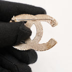 Chanel Spilla Vintage CC del 2013 in Metallo Dorato con Strass e Cristalli Luminosi