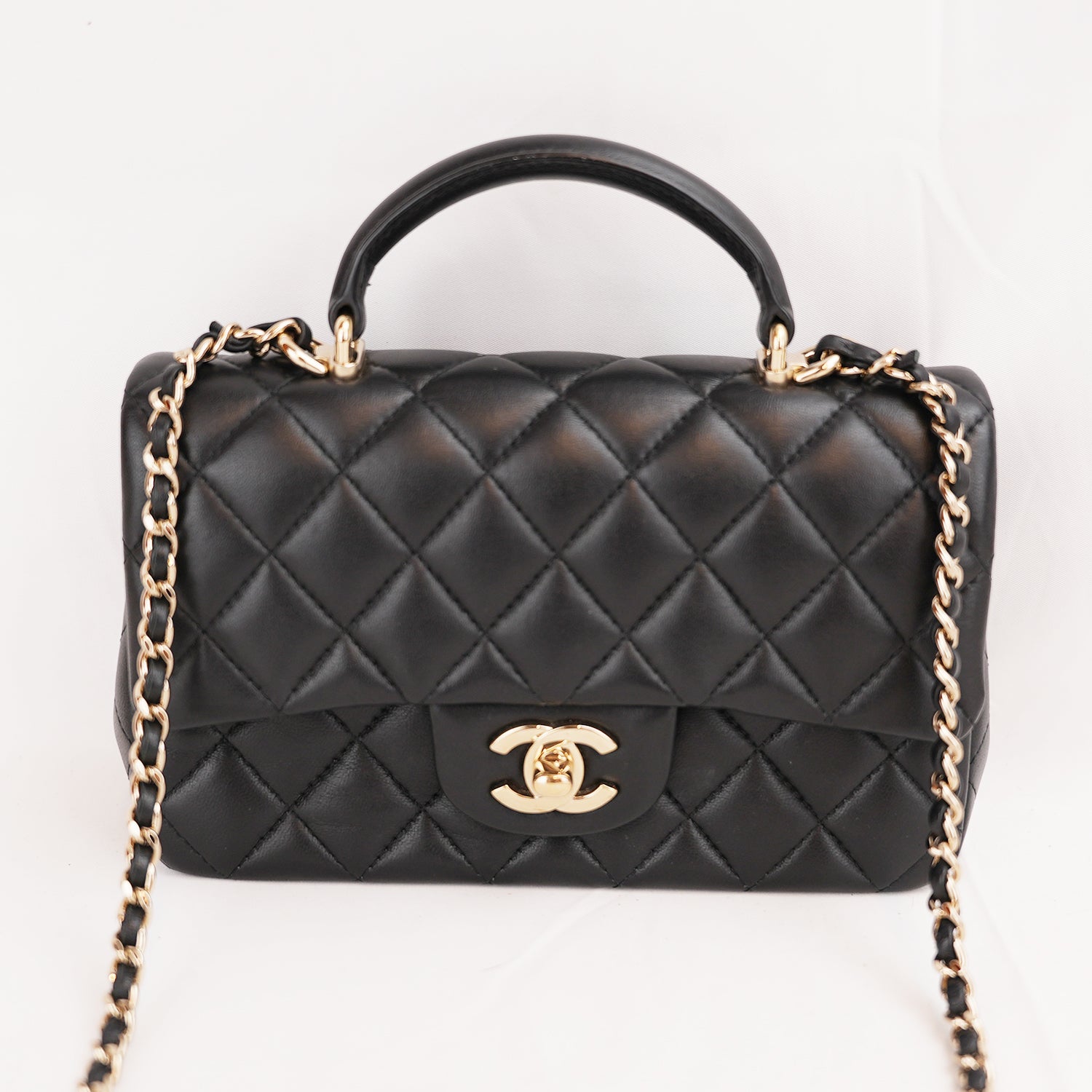 Chanel Mini Classic Flap con Manico in Pelle di Agnello Nera Matelassé e Metallo Dorato