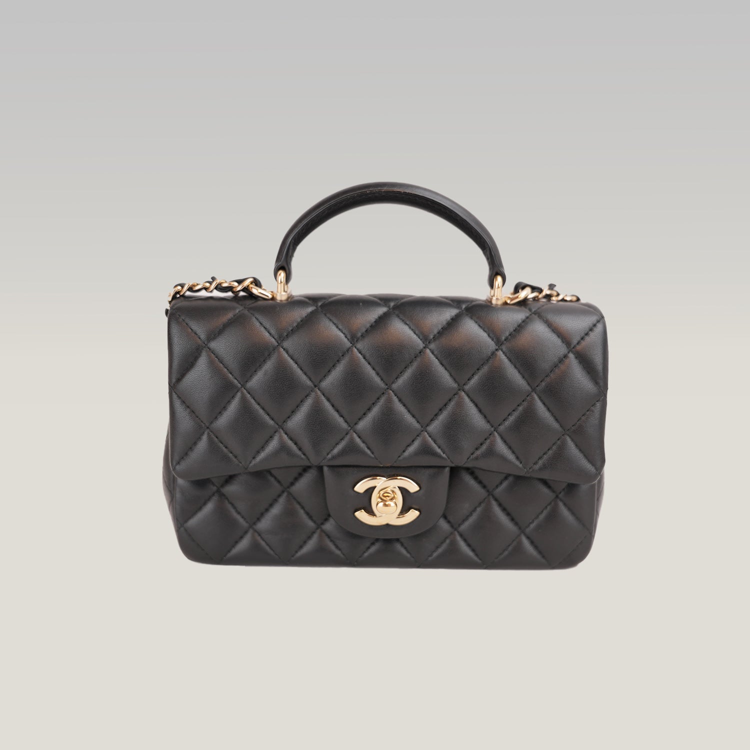 Chanel Mini Classic Flap con Manico in Pelle di Agnello Nera Matelassé e Metallo Dorato