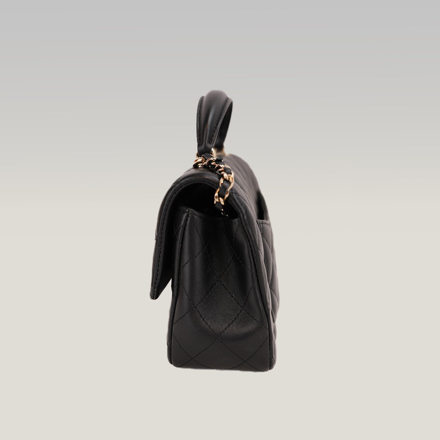 Chanel Mini Classic Flap con Manico in Pelle di Agnello Nera Matelassé e Metallo Dorato