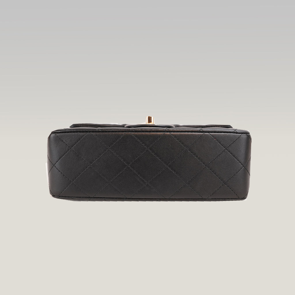 Chanel Mini Classic Flap con Manico in Pelle di Agnello Nera Matelassé e Metallo Dorato