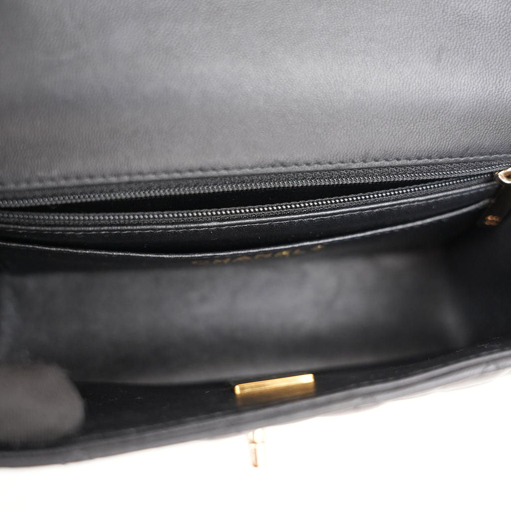 Chanel Mini Classic Flap con Manico in Pelle di Agnello Nera Matelassé e Metallo Dorato