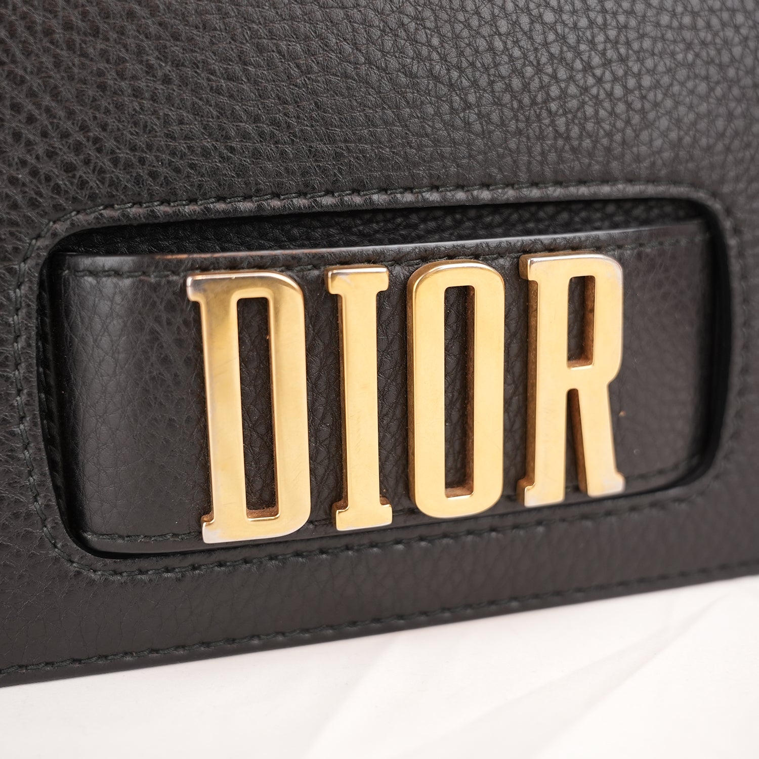 Dior Dio(r)evolution Borsa a Spalla Nera in Pelle Martellata con Logo Dorato