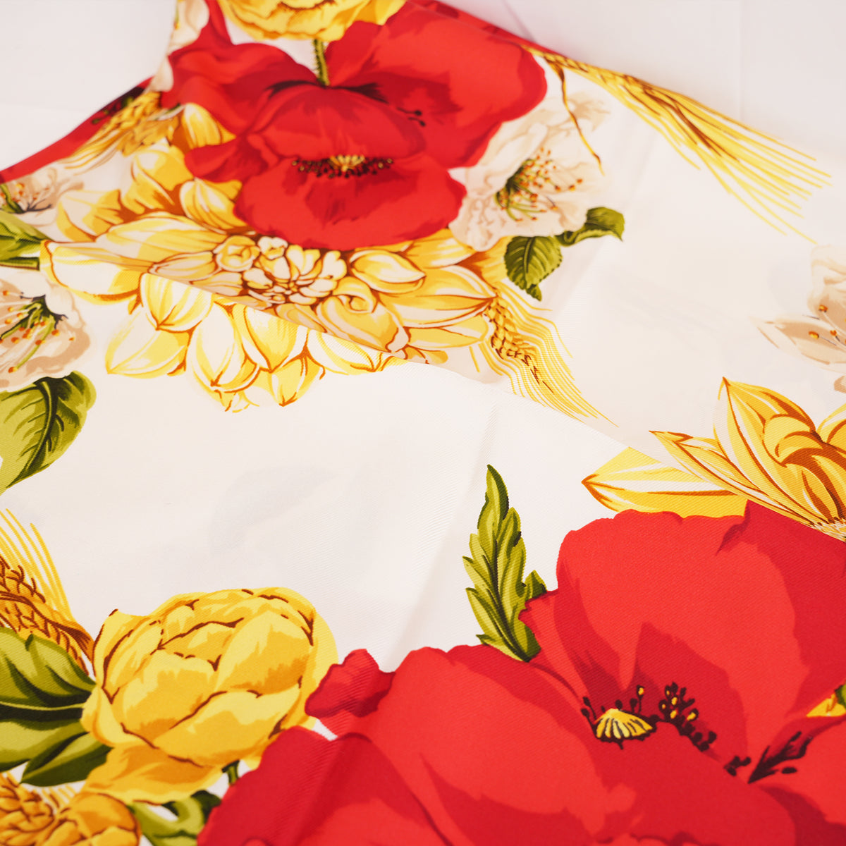 Christian Dior Foulard Vintage in Seta Bianca con Stampa Floreale Rossa e Gialla