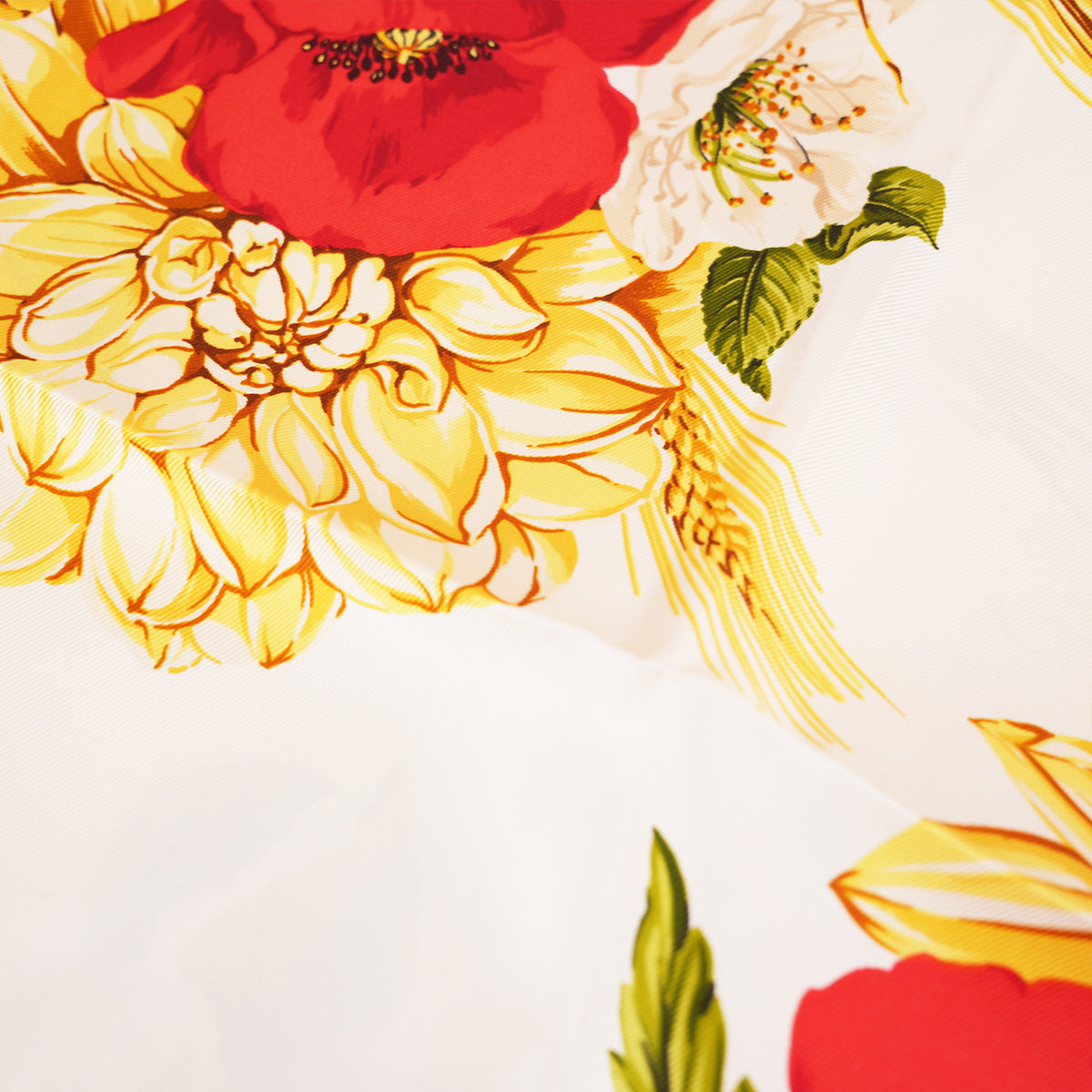 Christian Dior Foulard Vintage in Seta Bianca con Stampa Floreale Rossa e Gialla