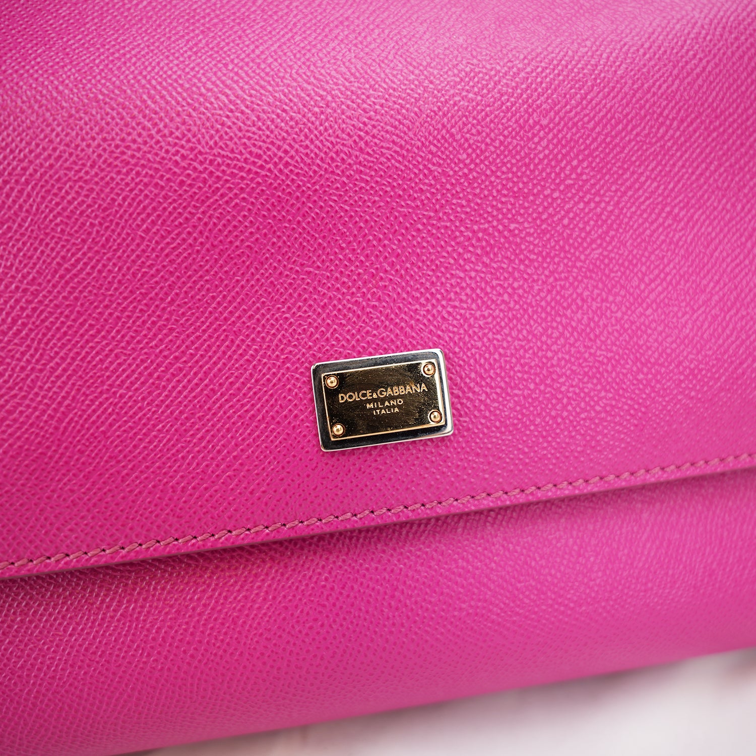 Dolce & Gabbana Miss Sicily 26 Medium in Pelle Fucsia con Tracolla e Dettagli Dorati