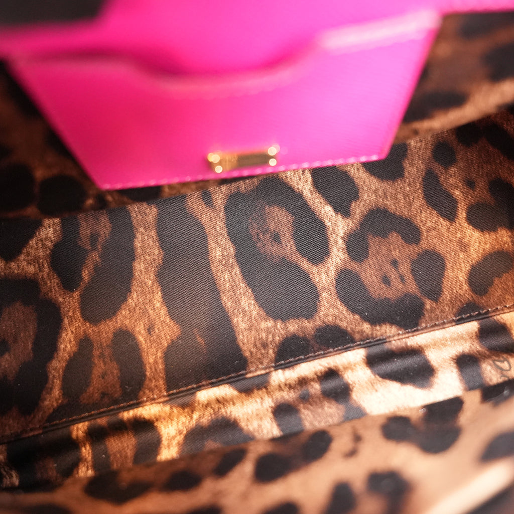 Dolce & Gabbana Miss Sicily 26 Medium in Pelle Fucsia con Tracolla e Dettagli Dorati