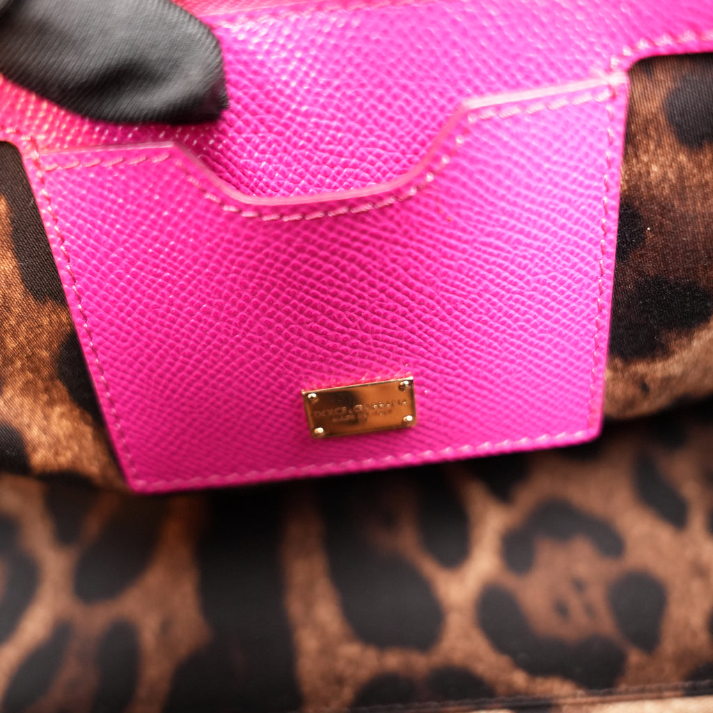 Dolce & Gabbana Miss Sicily 26 Medium in Pelle Fucsia con Tracolla e Dettagli Dorati
