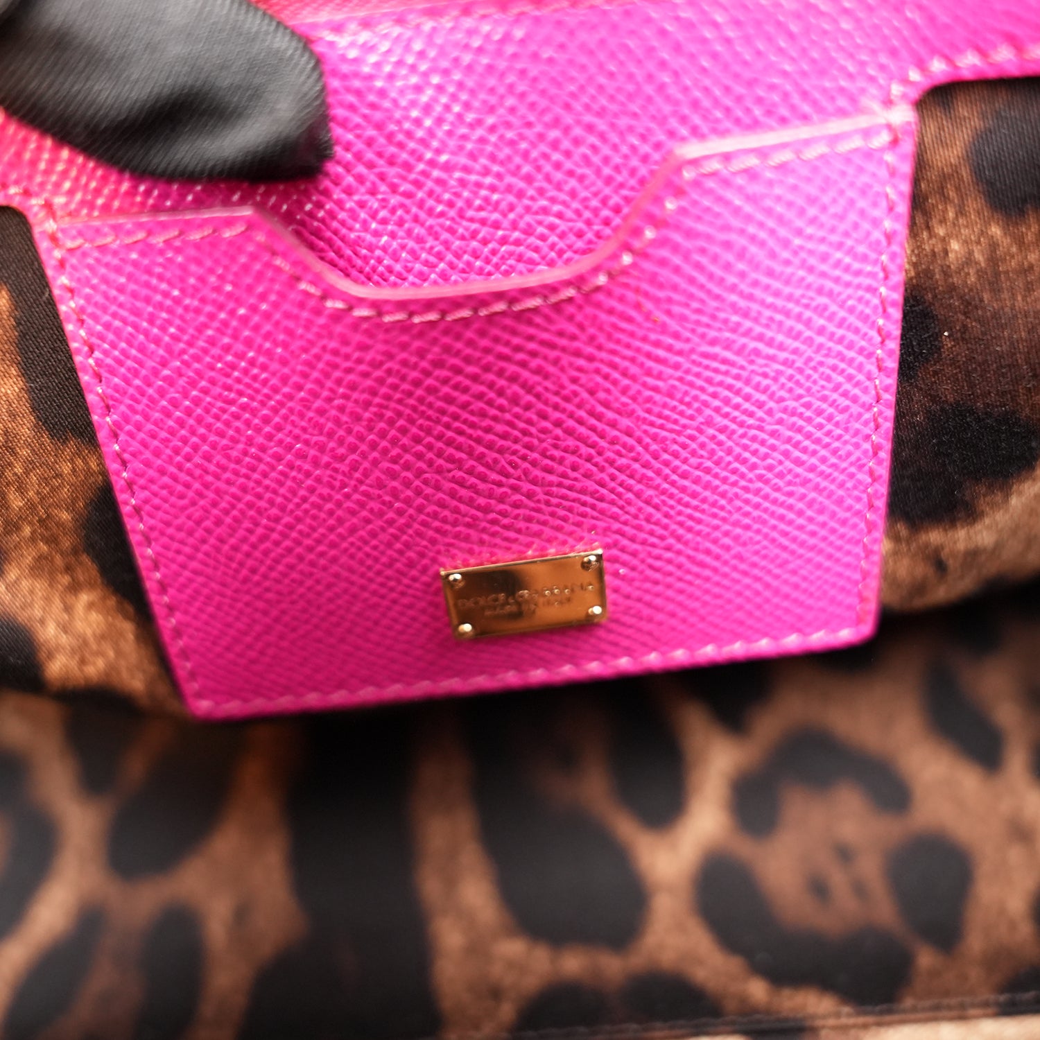Dolce & Gabbana Miss Sicily 26 Medium in Pelle Fucsia con Tracolla e Dettagli Dorati