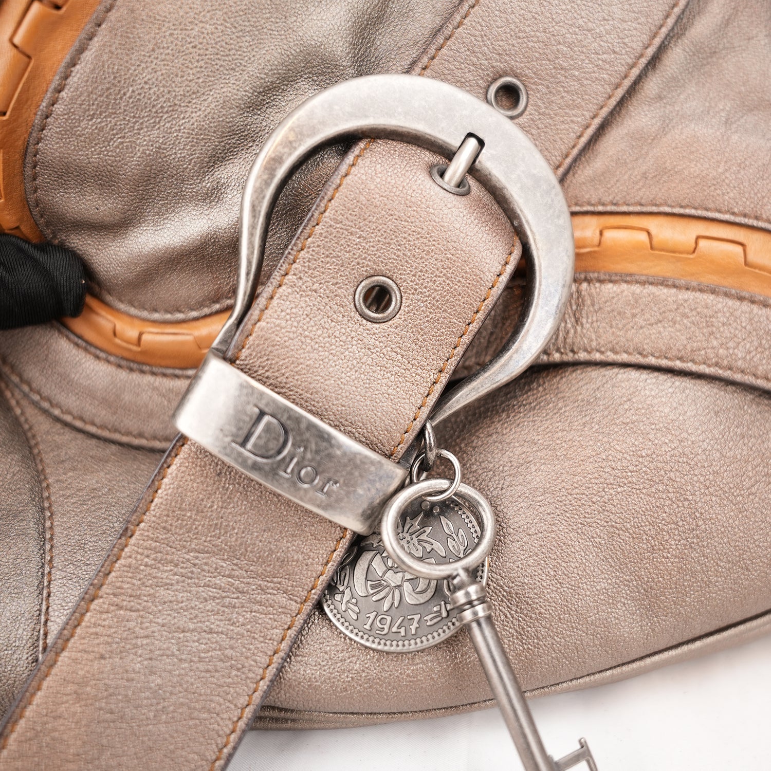 Dior Gaucho Vintage Borsa a Spalla in Pelle Laminata Marrone con Maxi Fibbia