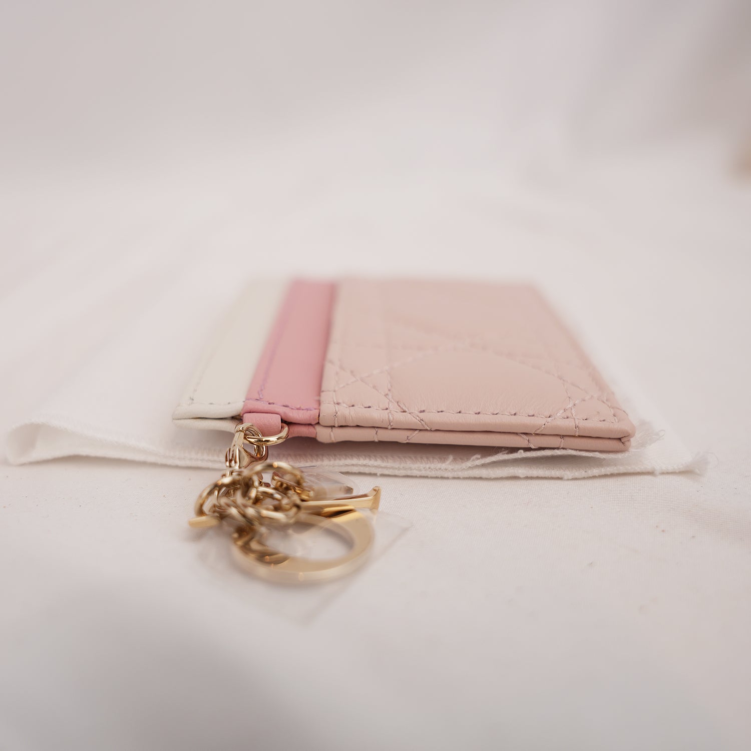 Portacarte Dior Lady Dior Rosa in Pelle Cannage con Charms D.I.O.R.