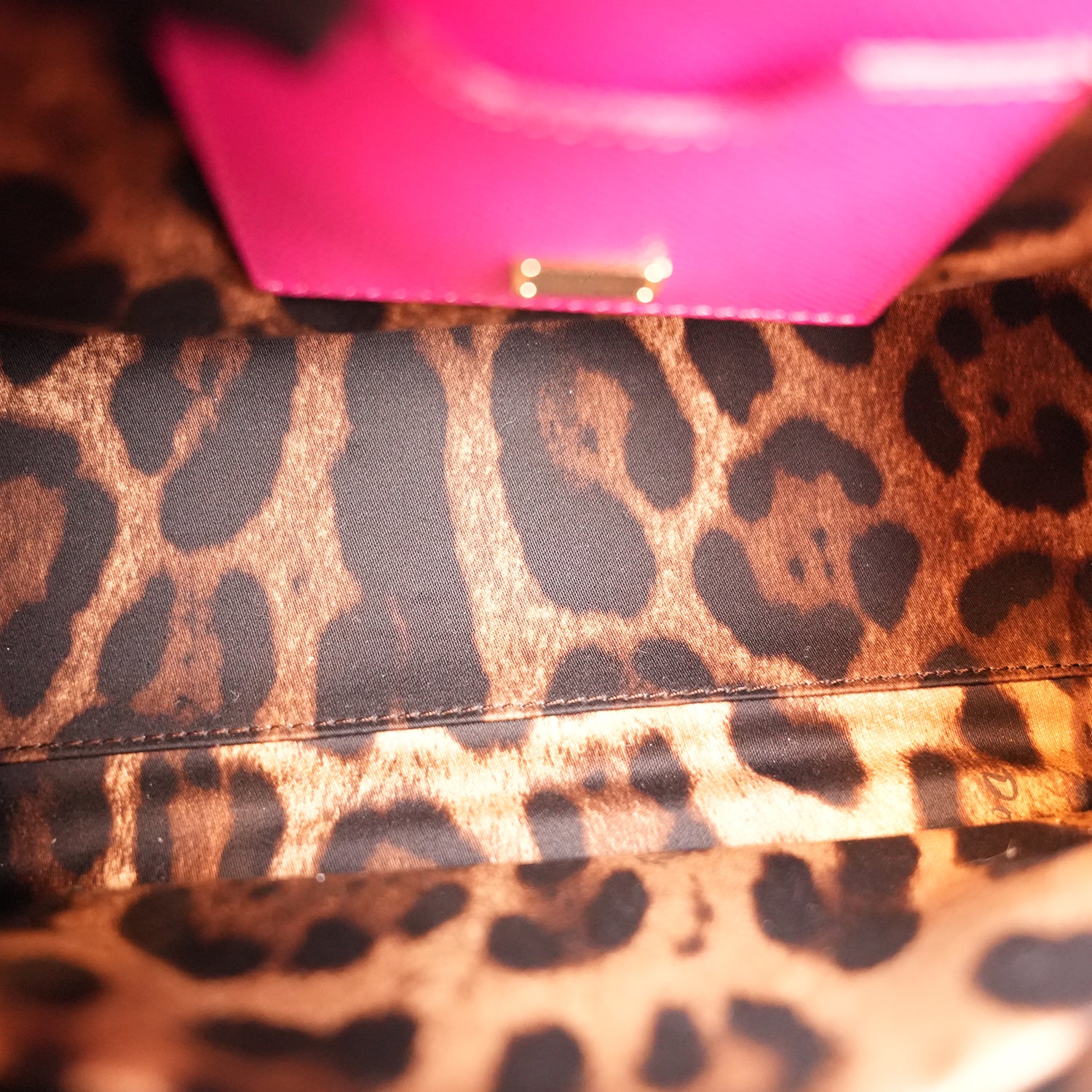 Dolce & Gabbana Sicily 26 Borsa Fucsia in Pelle con Dettagli Dorati