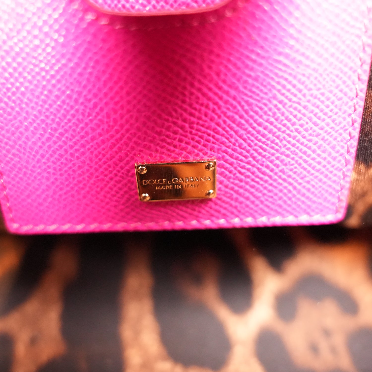 Dolce & Gabbana Sicily 26 Borsa Fucsia in Pelle con Dettagli Dorati