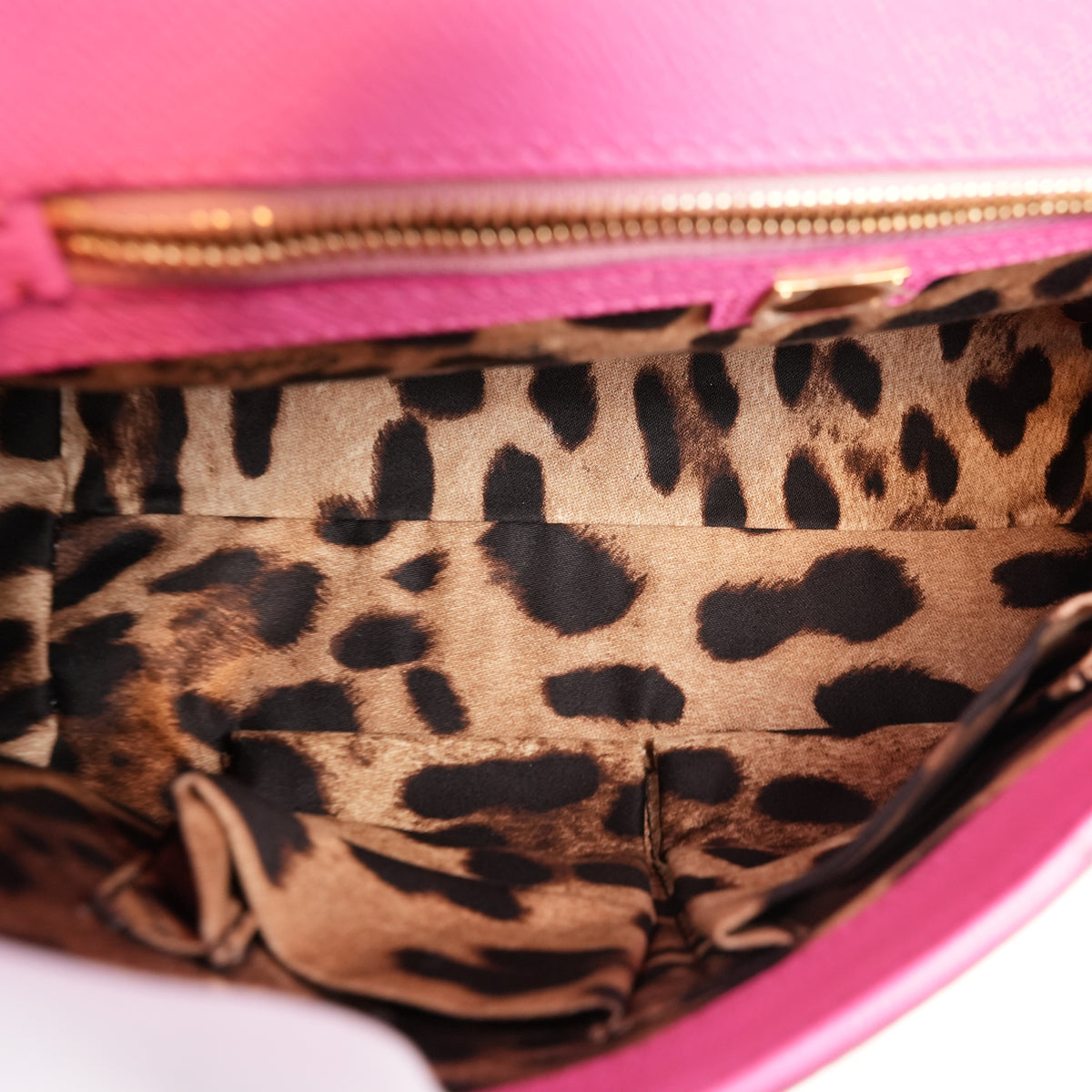 Dolce & Gabbana Sicily Small Borsa a Mano in Pelle Dauphine Rosa Fucsia con Logo e Dettagli Dorati
