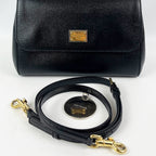 Borsa Dolce & Gabbana Sicily Media Nera in Pelle Dauphine con Dettagli Dorati – 26 cm