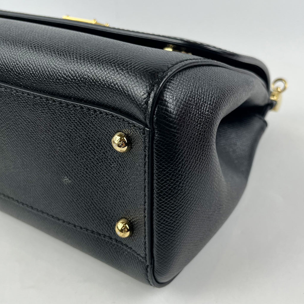 Borsa Dolce & Gabbana Sicily Media Nera in Pelle Dauphine con Dettagli Dorati – 26 cm