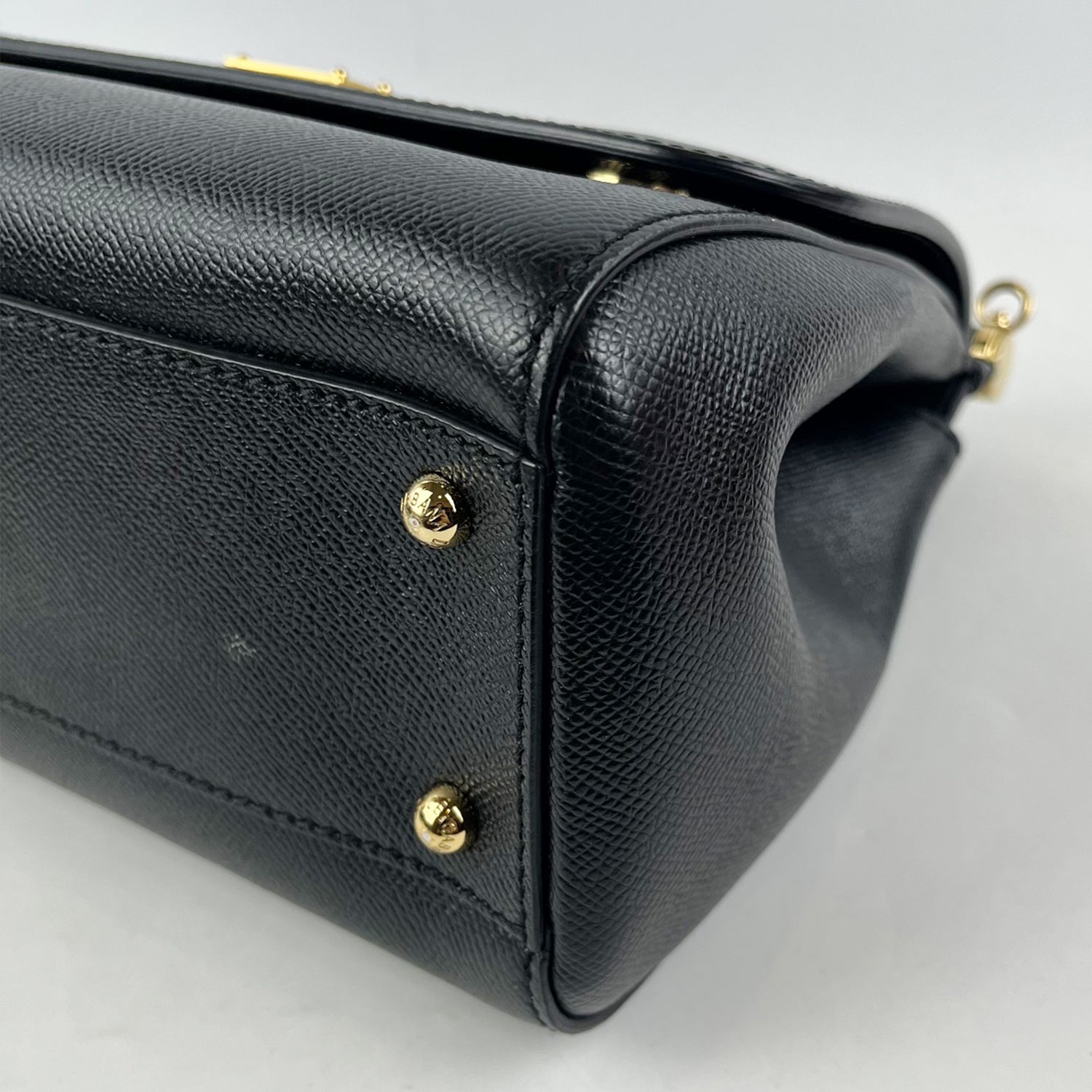 Borsa Dolce & Gabbana Sicily Media Nera in Pelle Dauphine con Dettagli Dorati – 26 cm