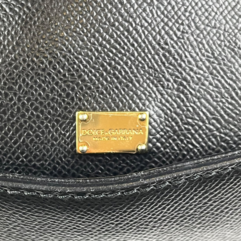 Borsa Dolce & Gabbana Sicily Media Nera in Pelle Dauphine con Dettagli Dorati – 26 cm
