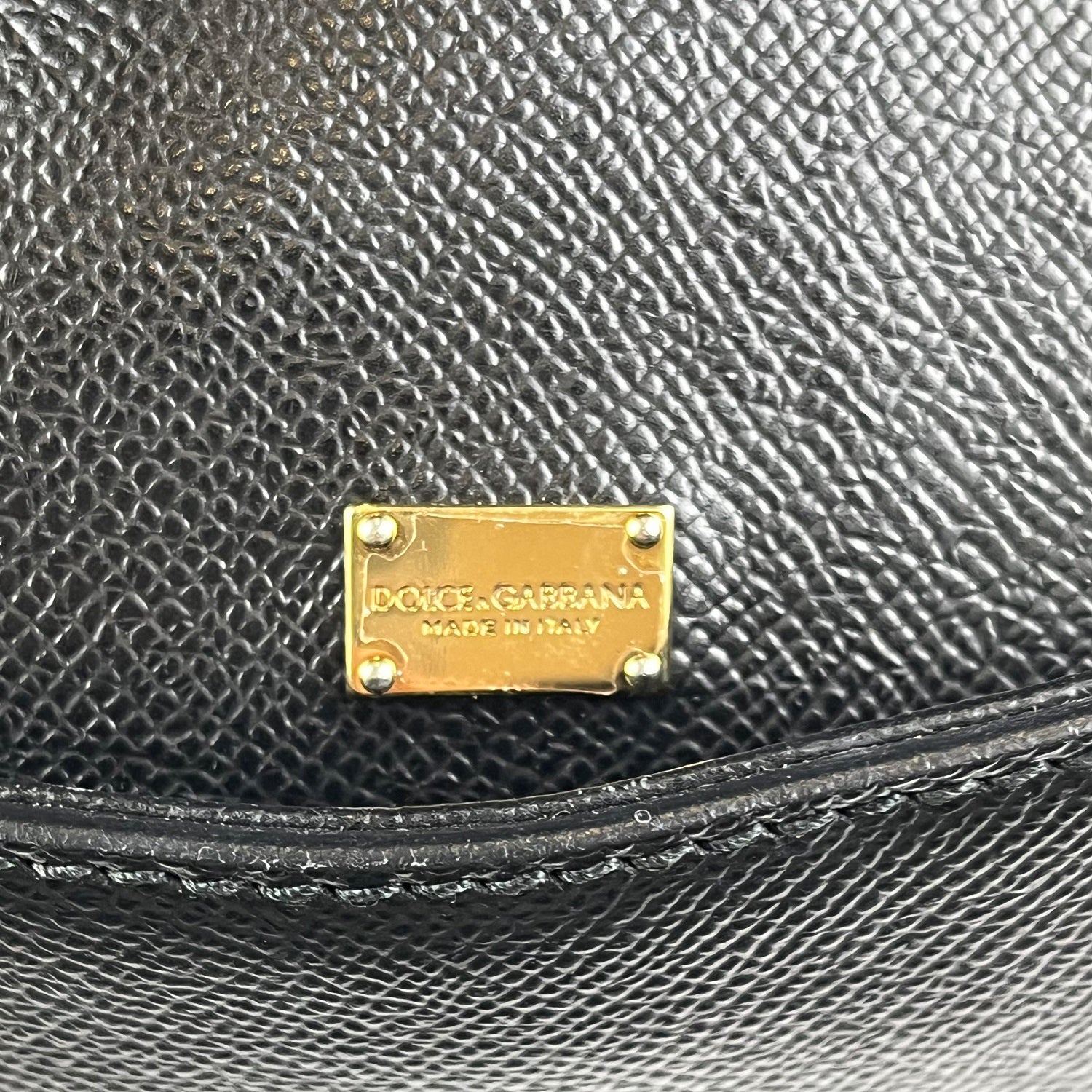 Borsa Dolce & Gabbana Sicily Media Nera in Pelle Dauphine con Dettagli Dorati – 26 cm