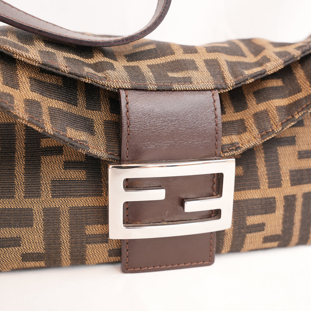 Fendi Baguette Vintage Borsa a Spalla in Tela Zucca FF Marrone con Finiture in Pelle e Fibbia Argentata