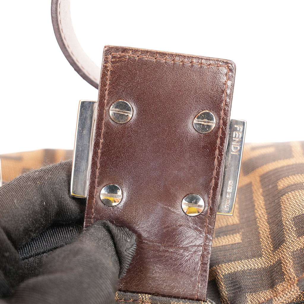 Fendi Baguette Vintage Borsa a Spalla in Tela Zucca FF Marrone con Finiture in Pelle e Fibbia Argentata