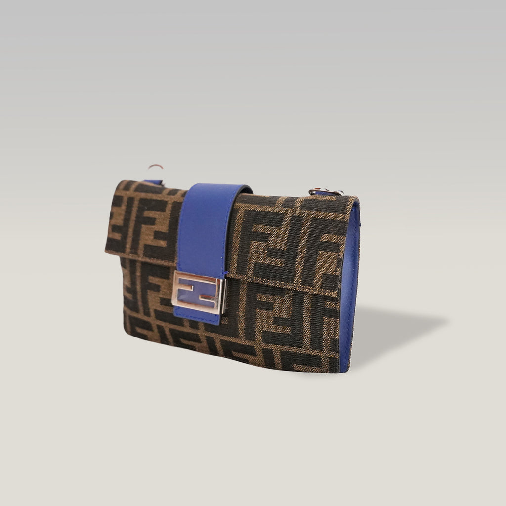 Fendi Baguette Flat Marrone in Tela FF con Dettagli in Pelle e Hardware Argentato