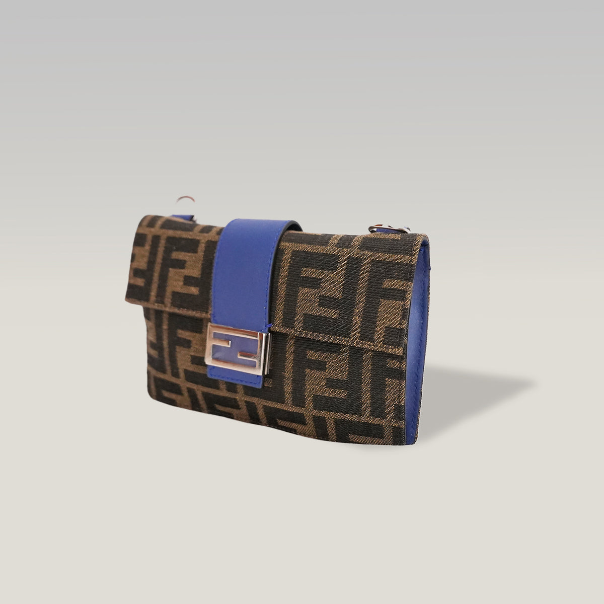 Fendi Baguette Flat Marrone in Tela FF con Dettagli in Pelle e Hardware Argentato