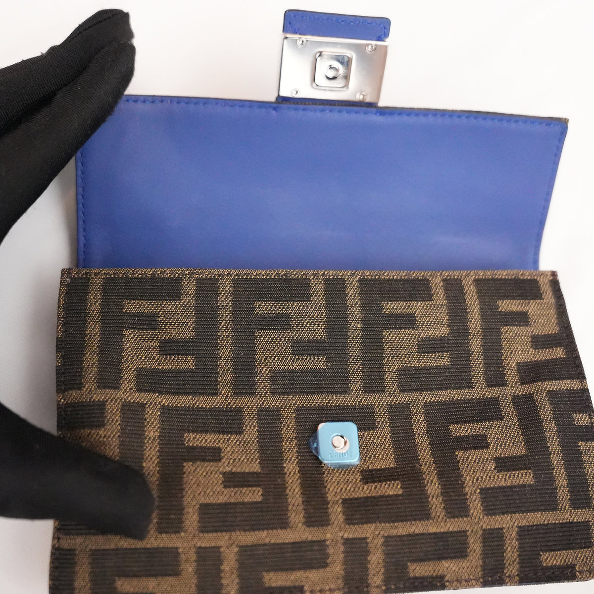 Fendi Baguette Flat Marrone in Tela FF con Dettagli in Pelle e Hardware Argentato
