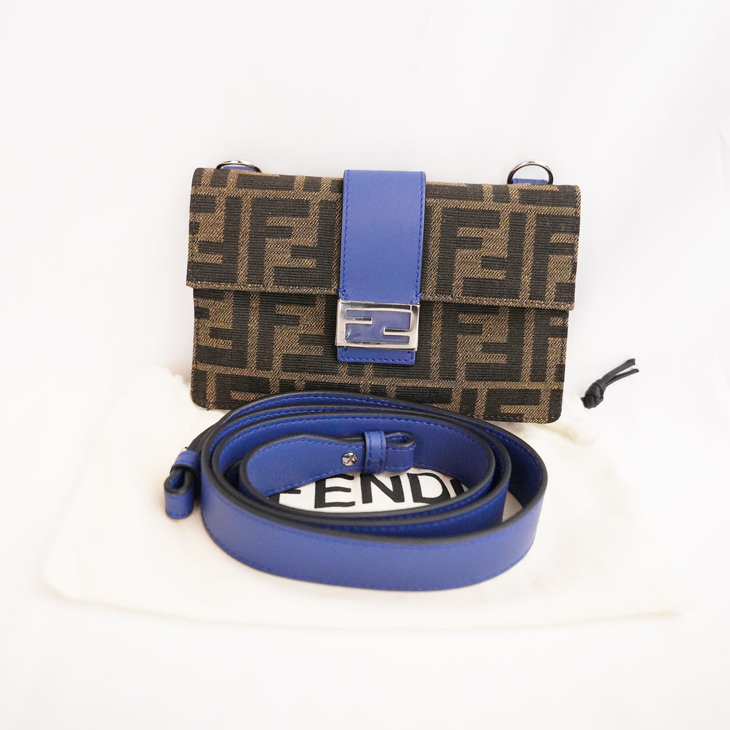 Fendi Baguette Flat Marrone in Tela FF con Dettagli in Pelle e Hardware Argentato