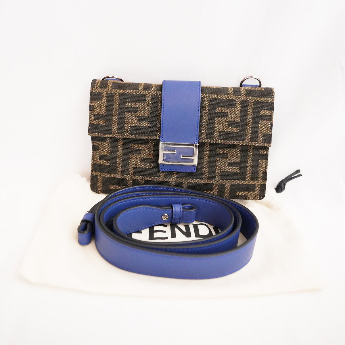 Fendi Baguette Flat Marrone in Tela FF con Dettagli in Pelle e Hardware Argentato