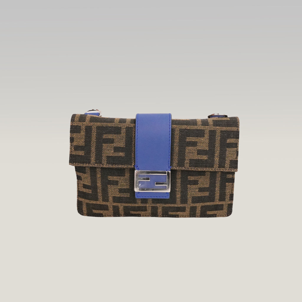 Fendi Baguette Flat Marrone in Tela FF con Dettagli in Pelle e Hardware Argentato