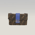 Fendi Baguette Flat Marrone in Tela FF con Dettagli in Pelle e Hardware Argentato