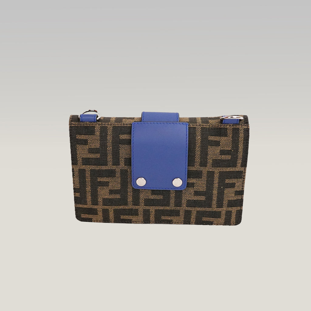Fendi Baguette Flat Marrone in Tela FF con Dettagli in Pelle e Hardware Argentato