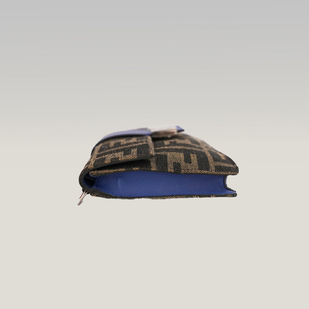 Fendi Baguette Flat Marrone in Tela FF con Dettagli in Pelle e Hardware Argentato