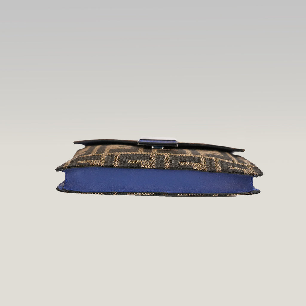 Fendi Baguette Flat Marrone in Tela FF con Dettagli in Pelle e Hardware Argentato