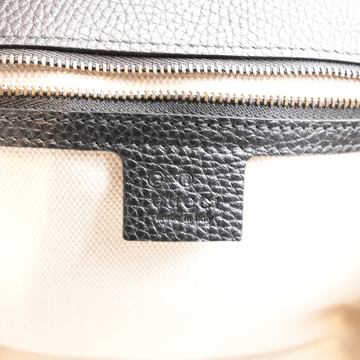 Gucci GG Marmont Borsa a Mano in Pelle Martellata Nera con Logo Double G Dorato e Manico Superiore