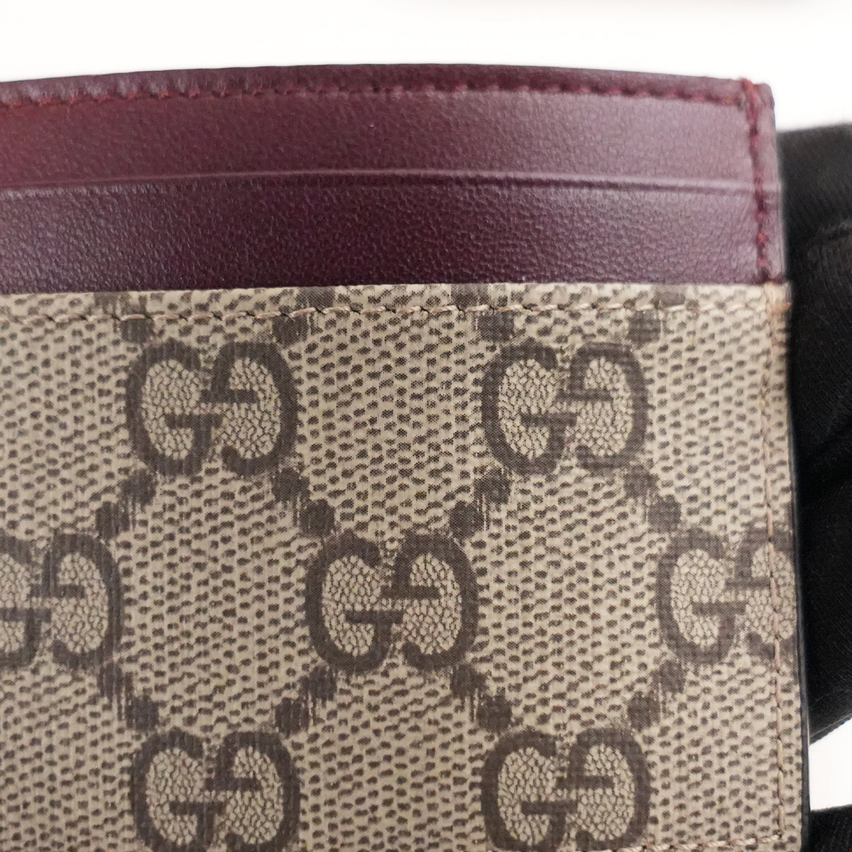 GUCCI Kartenetui GG Supreme in Beige und Braun mit bordeauxfarbenem Leder und Box